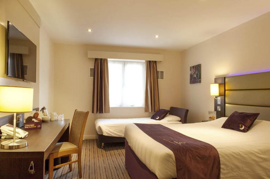 Premier Inn London Wandsworth Room photo