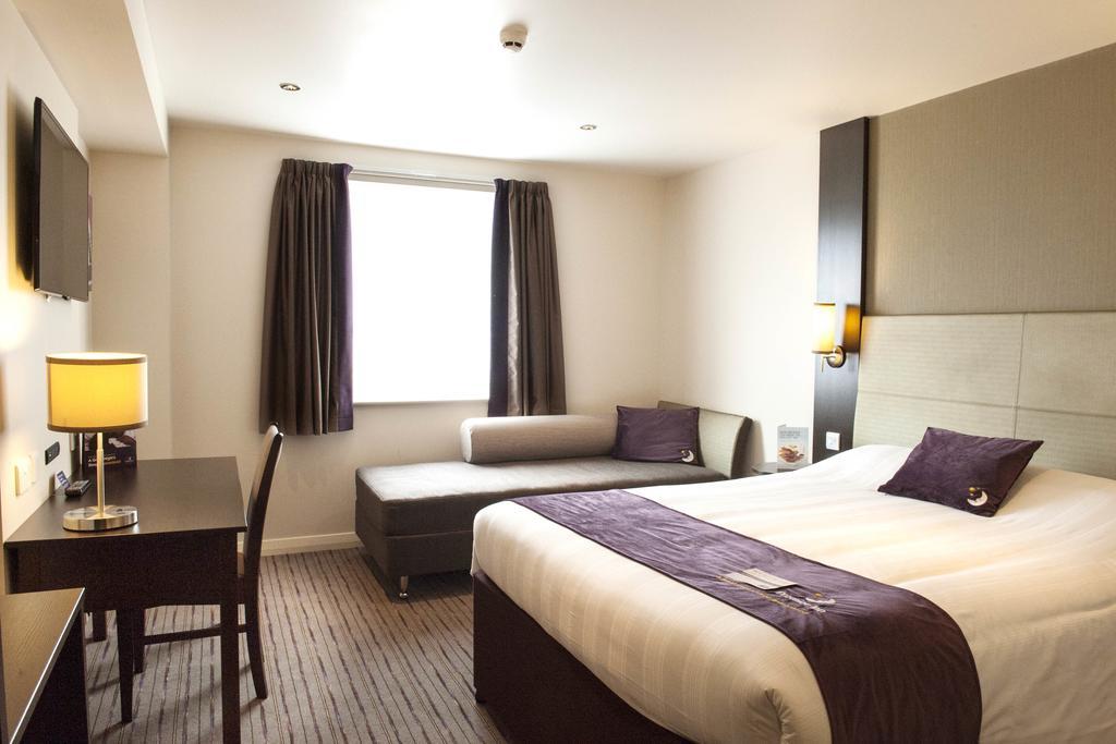 Premier Inn London Wandsworth Room photo