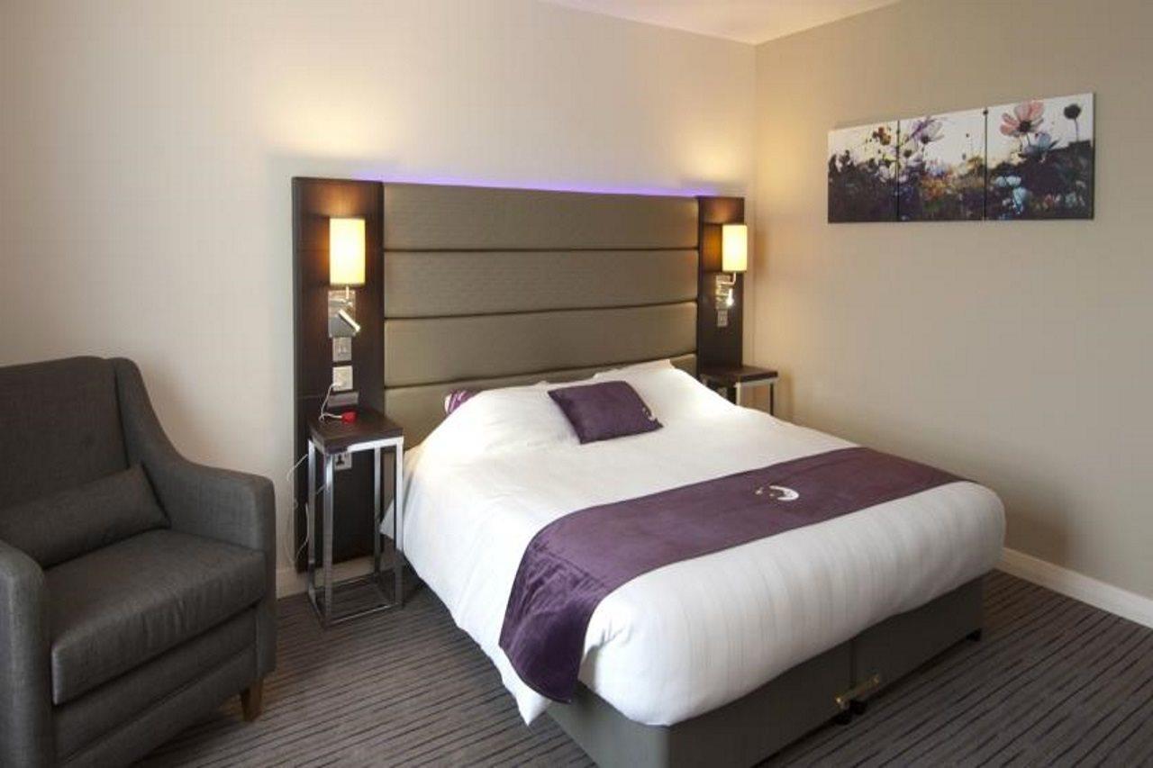 Premier Inn London Wandsworth Exterior photo