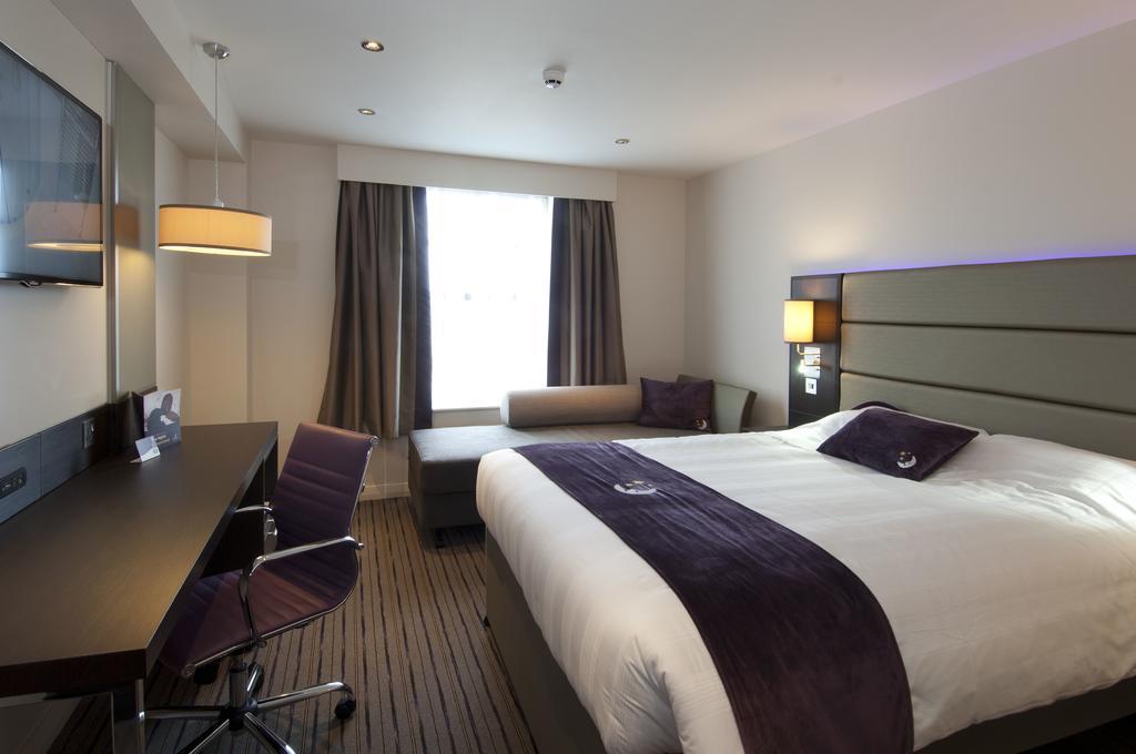 Premier Inn London Wandsworth Exterior photo